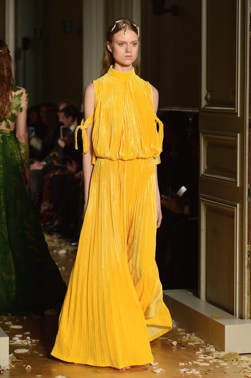 Vestido amarillo plisado de Valentino en la Semana de la Alta Costura de París primavera/verano 2016