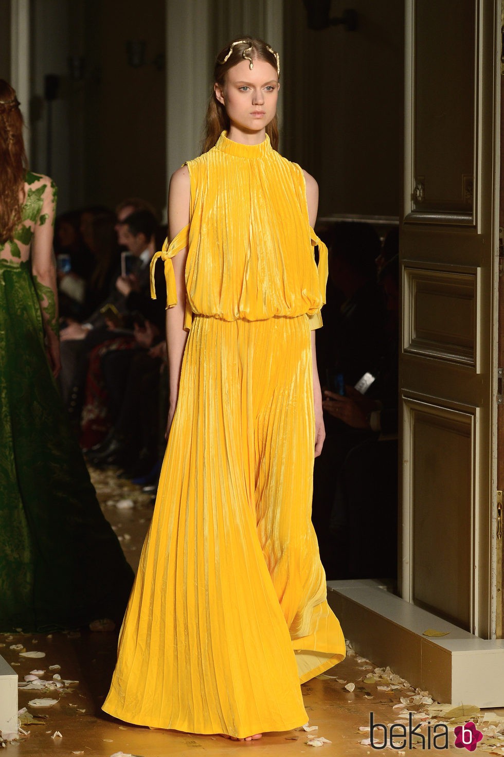 Vestido amarillo plisado de Valentino en la Semana de la Alta Costura de París primavera/verano 2016