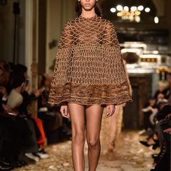 Vestido corto marrón con mangas acampanadas de Valentino en la Semana de la Alta Costura de París primavera/verano 2016