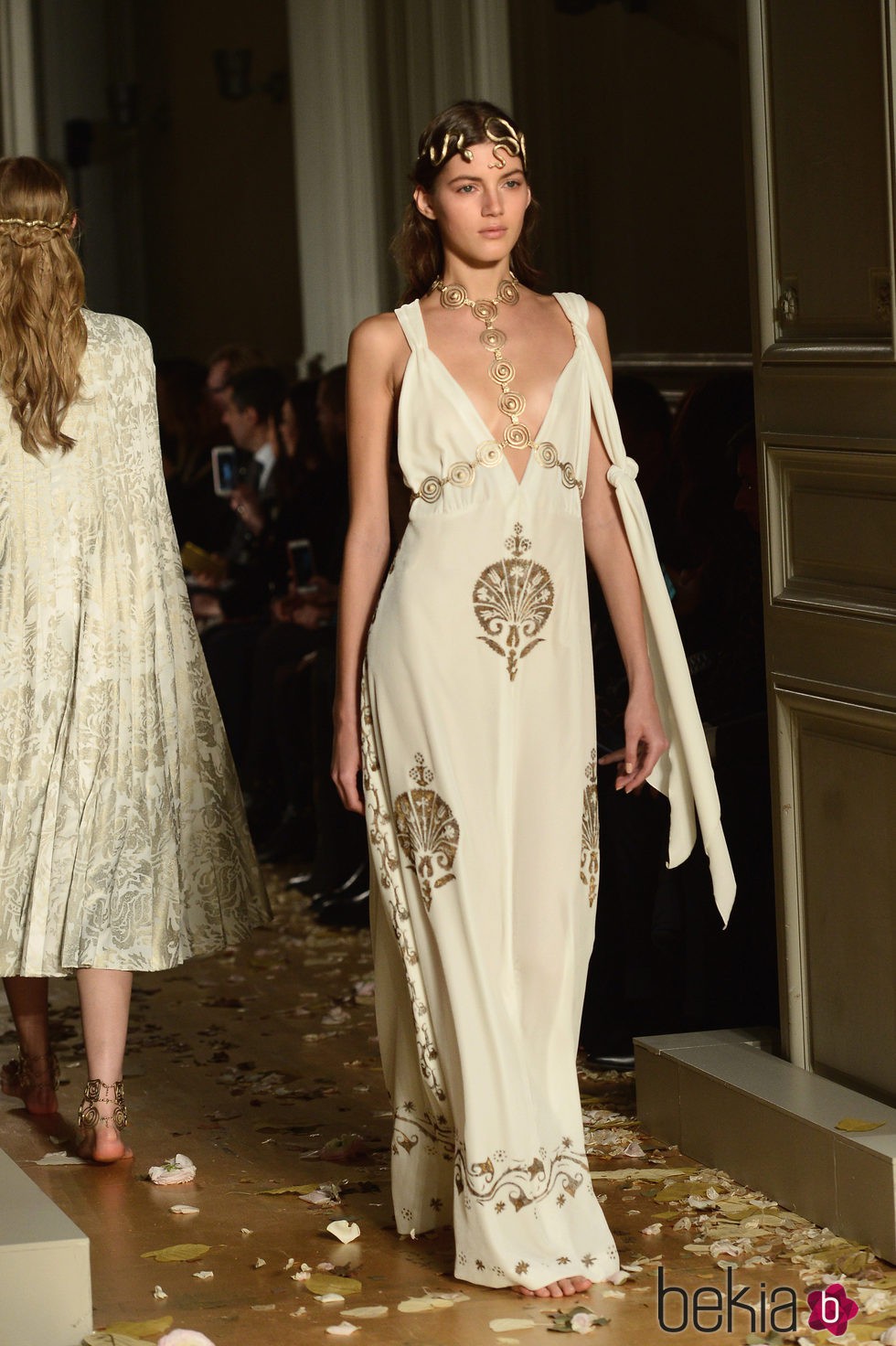 Vestido blanco de tirantes y escotado con detalles dorados de Valentino en la Semana de la Alta Costura de París primavera/verano 2016
