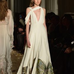 Vestido blanco de corte princesa con estampado de mariposa de Valentino en la Semana de la Alta Costura de París primavera/verano 2016
