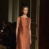 Vestido recto con bordados vegetales en dorado de Valentino en la Semana de la Alta Costura de París primavera/verano 2016