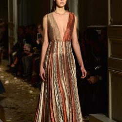 Vestido plisado en diferentes tonalidades de Valentino en la Semana de la Alta Costura de París primavera/verano 2016