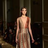 Vestido plisado en diferentes tonalidades de Valentino en la Semana de la Alta Costura de París primavera/verano 2016