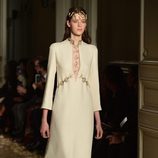 Vestido blanco liso con abertura en el pecho de Valentino en la Semana de la Alta Costura de París primavera/verano 2016
