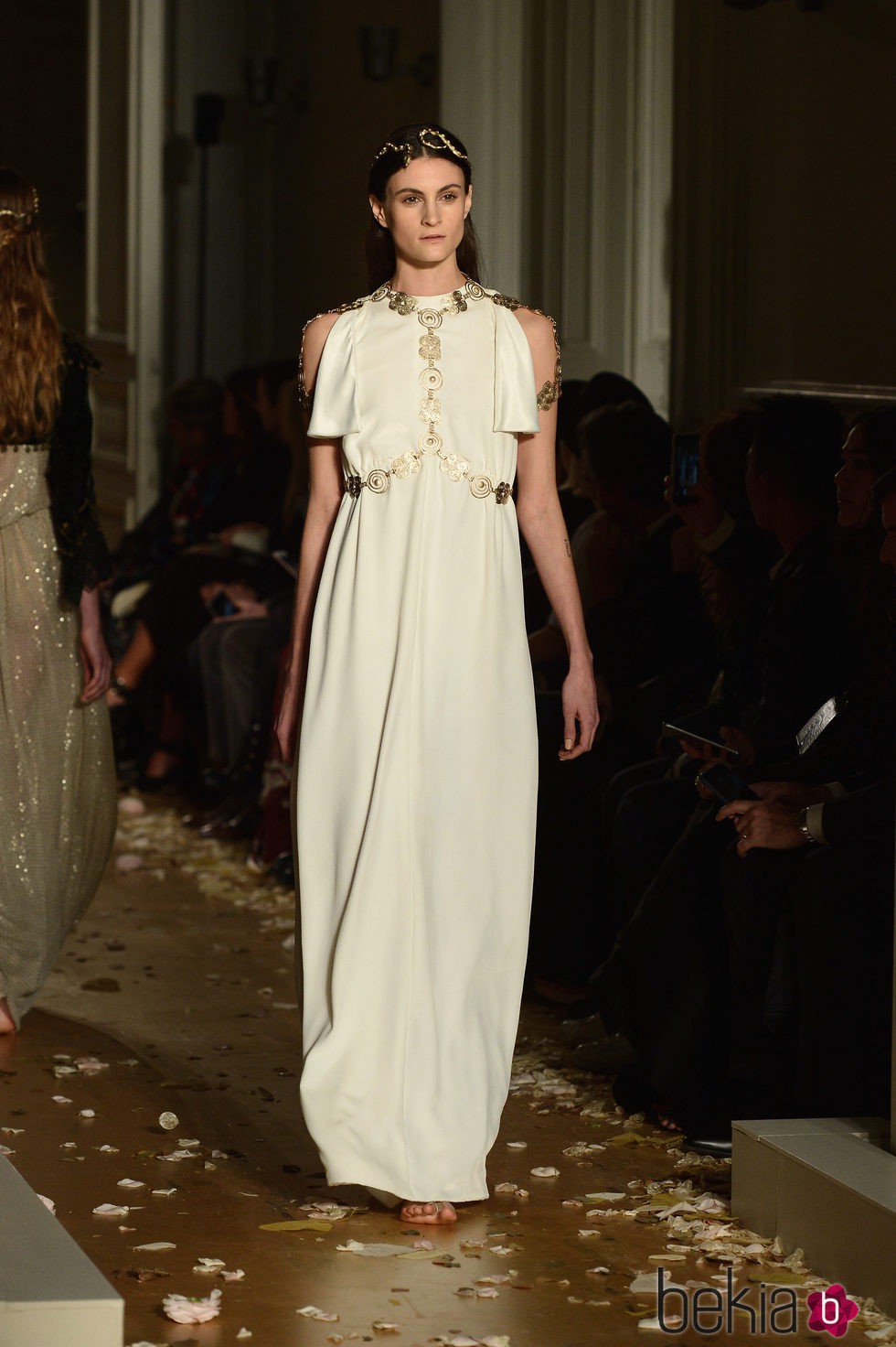 Vestido blanco con mangas abiertas y detalles dorados de Valentino en la Semana de la Alta Costura de París primavera/verano 2016