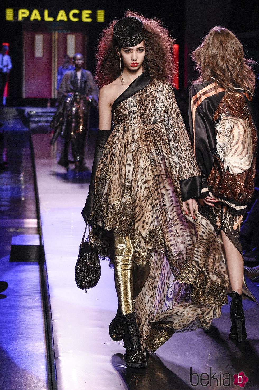 Vestido asimétrico con estampado de leopardo y leggins dorados de lentejuelas de Jean Paul Gaultier en la Semana de Alta Costura de París primavera/verano