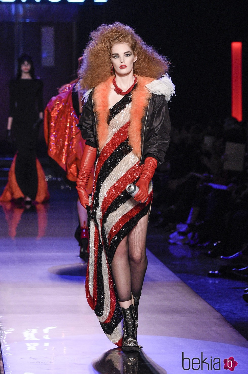 Vestido asimétrico de lentejuelas con chaqueta bomber con forro de pelo de Jean Paul Gaultier en la Semana de la Alta Costura de París presentando la tempo