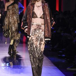 Falda con estampado abstracto, bikini de lúrex y bomber efecto brilli brilli de Jean Paul Gaultier en la Semana de la Alta Costura de París presentando la