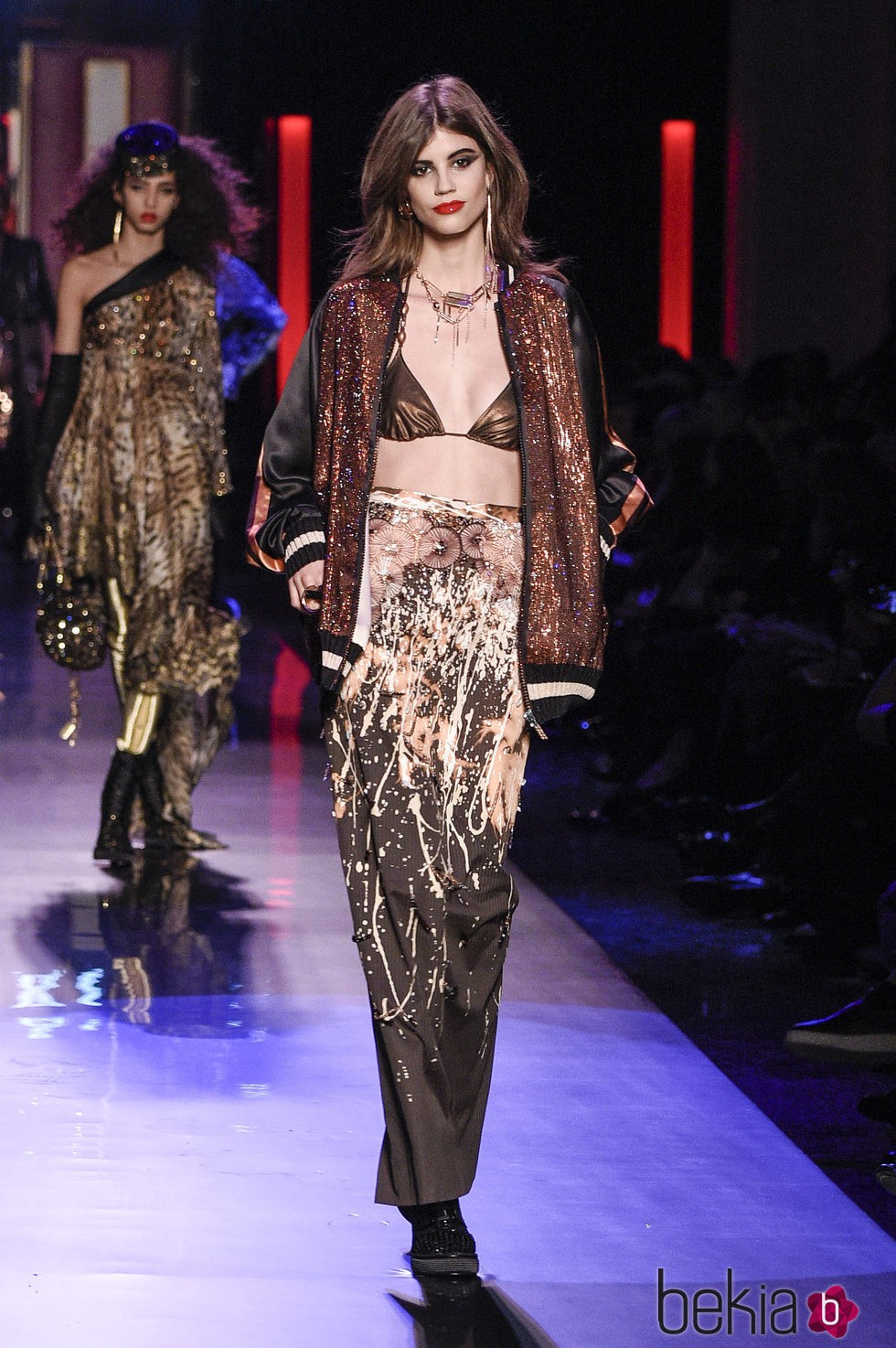 Falda con estampado abstracto, bikini de lúrex y bomber efecto brilli brilli de Jean Paul Gaultier en la Semana de la Alta Costura de París presentando la