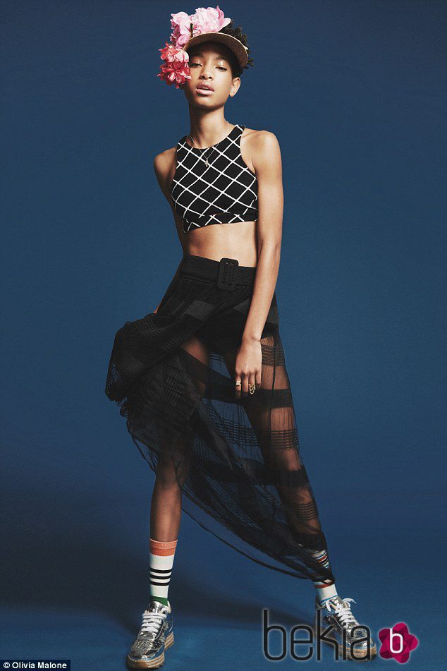 Willow Smith con falda asimétrica con transparencias y corpped top y deportivas plateadas de la colección cápsula diseñada por ella para Stance Socks