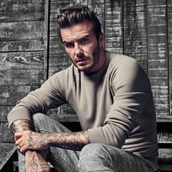 David Beckham con jersey ocre de la colección 'David Beckham Bodywear'