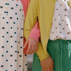 Conjuntos rosa, verde lima y amarillo con camisetas estampadas de ojos de Nice Things Mini