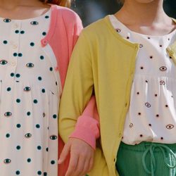 Conjuntos rosa, verde lima y amarillo con camisetas estampadas de ojos de Nice Things Mini