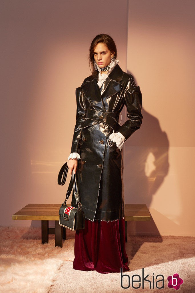 Abrigo largo de charol negro cruzado con falda de terciopelo marsala de Lanvin