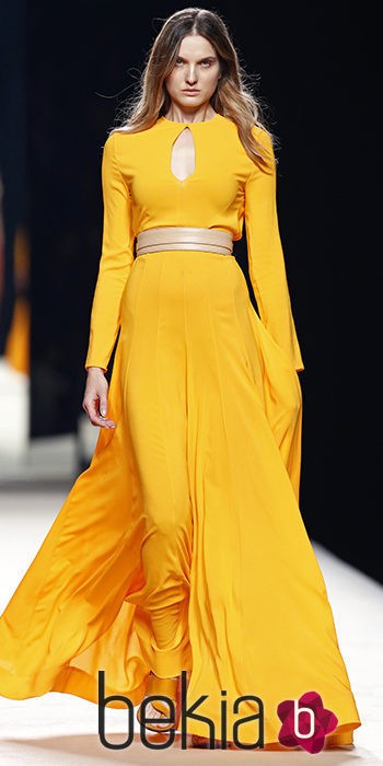 Vestido amarillo falda plisada con abertura en el pecho de Juanjo Oliva