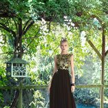 Vestido negro con motivos vegetales dorados en el cuerpo y falda plisada de vuelo de Carla Ruiz