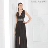Vestido negro con cristales engarzados con falda plisada de Patricia Avedaño