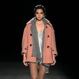 Rocío Crusset desfilando con abrigo rosa cuarzo para TCN en la 080 Barcelona Fashion otoño/invierno 2016/2017