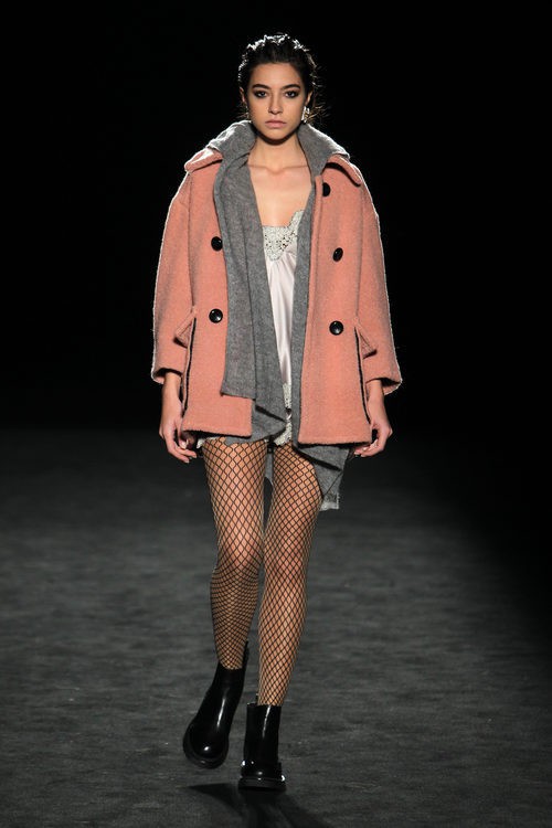 Rocío Crusset desfilando con abrigo rosa cuarzo para TCN en la 080 Barcelona Fashion otoño/invierno 2016/2017