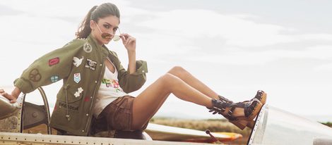 Lucía Rivera Romero con shorts marrones y chaqueta militar de la primavera/verano 2016 de Highly Preppy