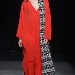 Vestido largo rojo de la colección otoño/invierno 2016/2017 de Sita Murt en 080 Barcelona Fashion