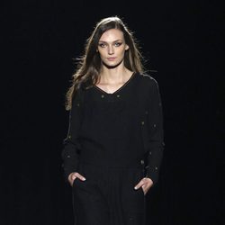 Vestido largo negro de la colección otoño/invierno 2016/2017 de Sita Murt en 080 Barcelona Fashion