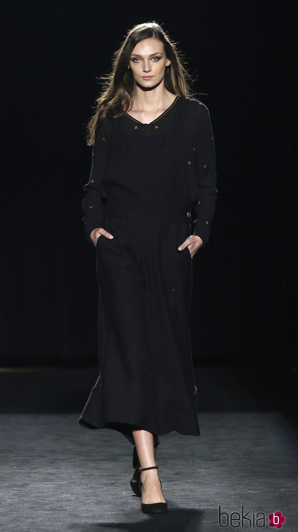 Vestido largo negro de la colección otoño/invierno 2016/2017 de Sita Murt en 080 Barcelona Fashion