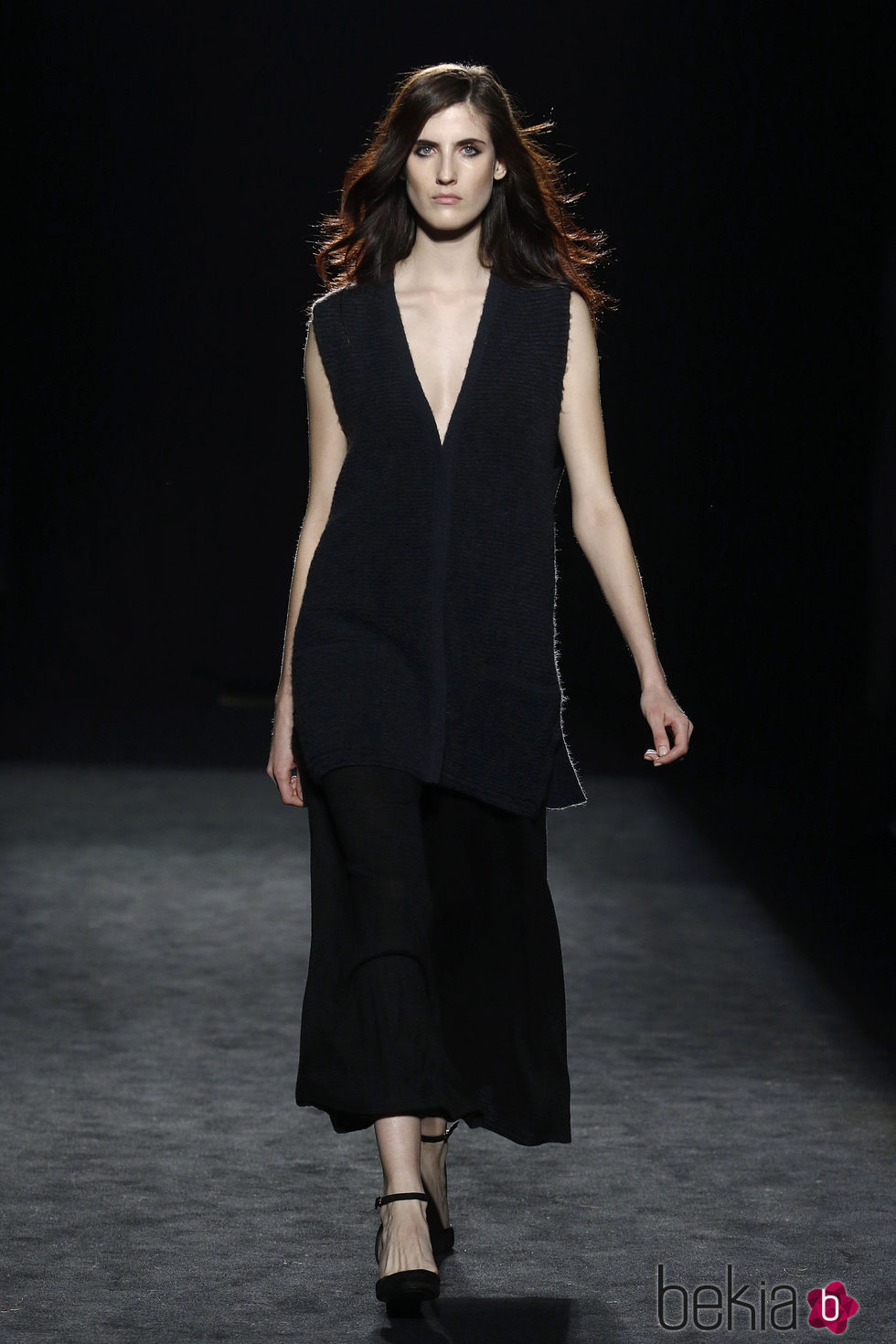 Vestido negro de la colección otoño/invierno 2016/2017 de Sita Murt en 080 Barcelona Fashion