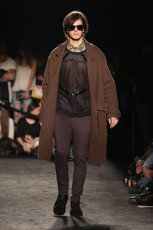 Maxi abrigo marrón con camiseta negra de rejilla de Custo Barcelona en la 080 Barcelona otoño/invierno 2016/2017