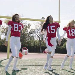 Desfile de los ángeles de Victoria's Secret con el uniforme 'The Devils' para la Super Bowl 2016