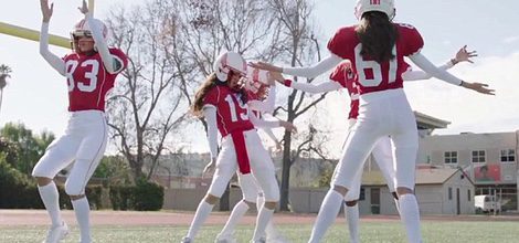 Los ángeles de Victoria's Secret bailando con el uniforme 'The Devils' para la Super Bowl 2016