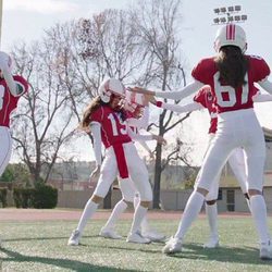 Los ángeles de Victoria's Secret bailando con el uniforme 'The Devils' para la Super Bowl 2016