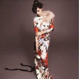 Adriana Lima estilo geisha con estampado de caras y plumas de Marc Jacobs