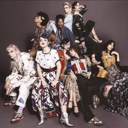 Estética circense con maquillaje gótico y recogidos años 20 de Marc Jacobs