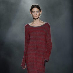 Vestido rojo con estampado gris de Yerse en la 080 Barcelona otoño/invierno 2016/2017