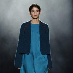 Vestido azul holgado con chaqueta de lana de Yerse en la 080 Barcelona otoño/invierno 2016/2017