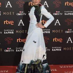 María León con vestido de Leandro Cano en la alfombra roja de los Premios Goya 2016