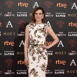 Natalia de Molina con vestido detalles florales en la alfombra roja de los Premios Goya 2016