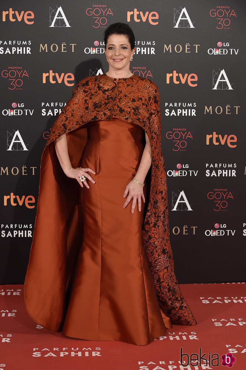 Nora Navas con vestido de Margara Hernández en la alfombra roja de los Premios Goya 2016