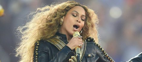 Beyoncé con un body de Dsquared2 actuando en la Super Bowl 2016
