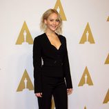Jennifer Lawrence apuesta por un outfit traje chaqueta total black en almuerzo de los nominados a los Premios Oscar 2016