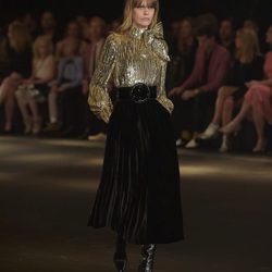 Blusa dorada con maxi lazo y falda plisada de Saint Laurent otoño/invierno 2016/2017