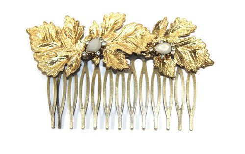Peineta dorada con perlas engarzadas de Alma Luzón para novias