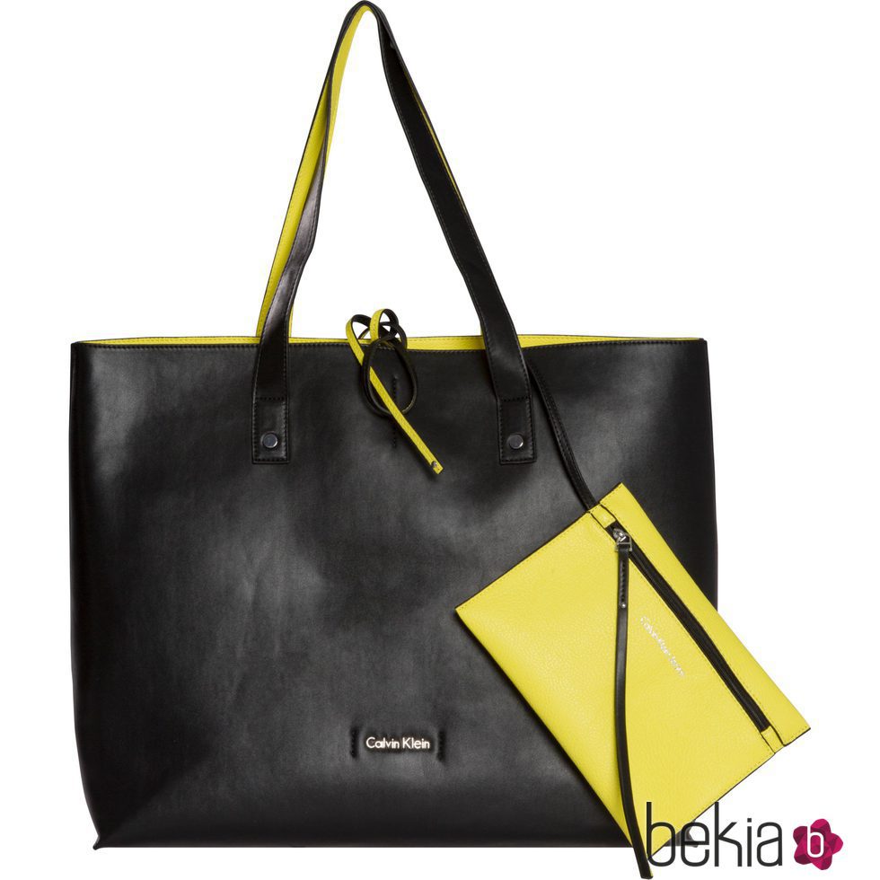 Bolso negro con monedero amarillo de Calvin Klein para primavera/verano 2016