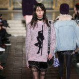 Jersey rosa con silueta y botines de Alexander Wang en la New York Fashion Week para otoño/invierno 2016/2017