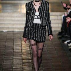 Traje negro y gris de falda de Alexander Wang en la New York Fashion Week para otoño/invierno 2016/2017