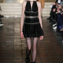 Vestido corto negro con detalles metalizados de Alexander Wang en la New York Fashion Week para otoño/invierno 2016/2017