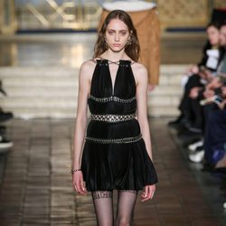 Vestido corto negro con detalles metalizados de Alexander Wang en la New York Fashion Week para otoño/invierno 2016/2017