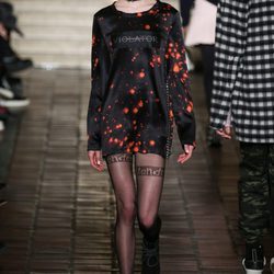 Vestido corto con estampado negro y rojo de Alexander Wang en la New York Fashion Week para otoño/invierno 2016/2017
